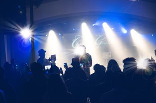 华体会登入-C罗与粉丝互动现场热情高涨，c罗与队友