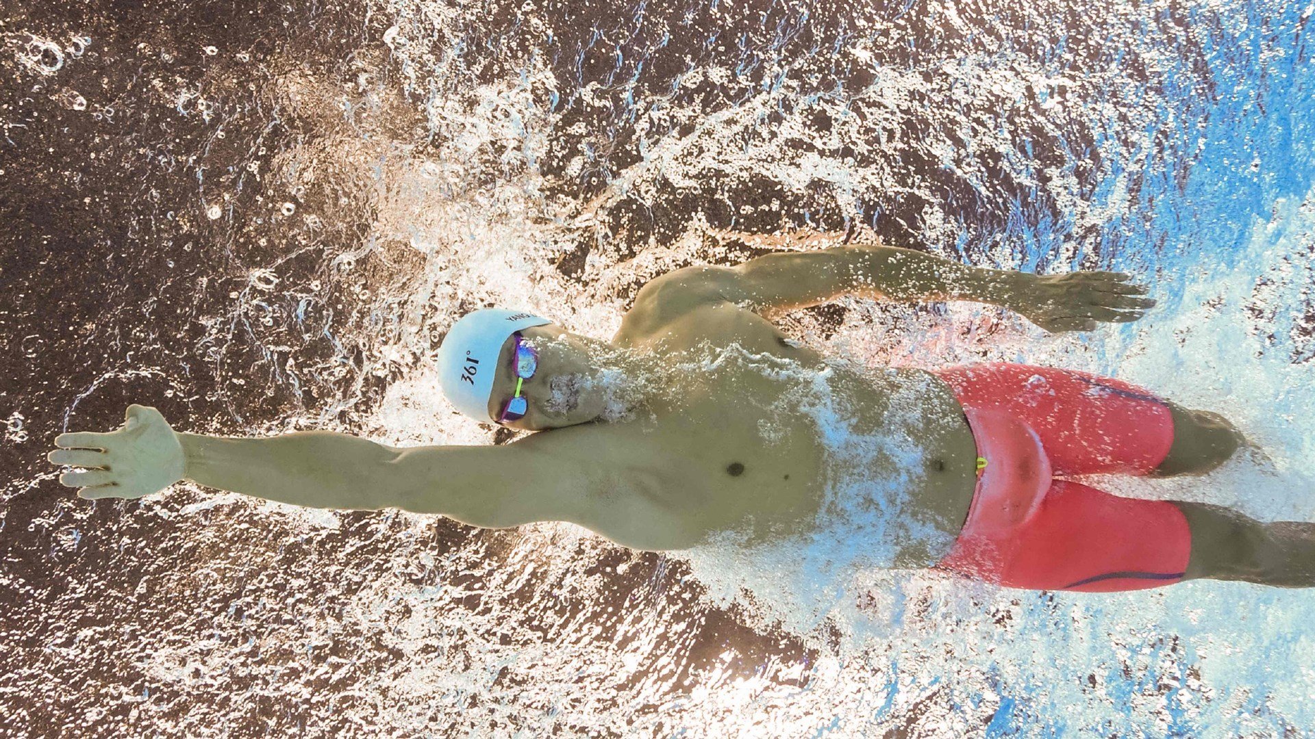 华体会官网体育-场内“最燃瞬间”！运动员冲刺点燃全场！